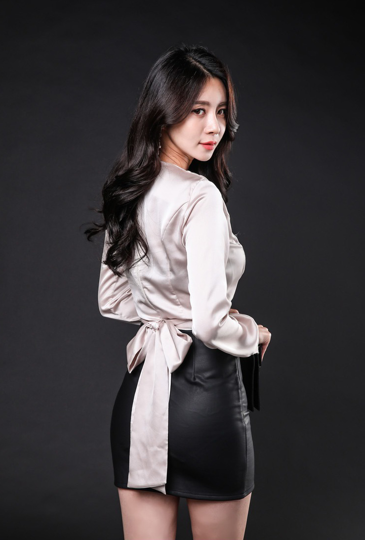 气质熟女性感身材大长腿美照