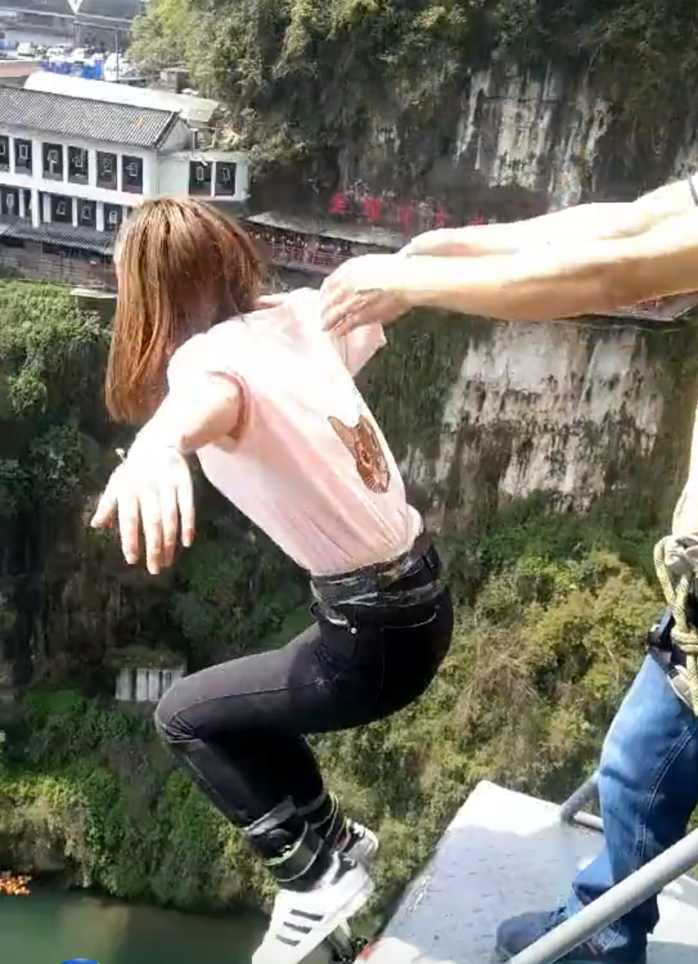 美女玩蹦极估计是被人推下去的