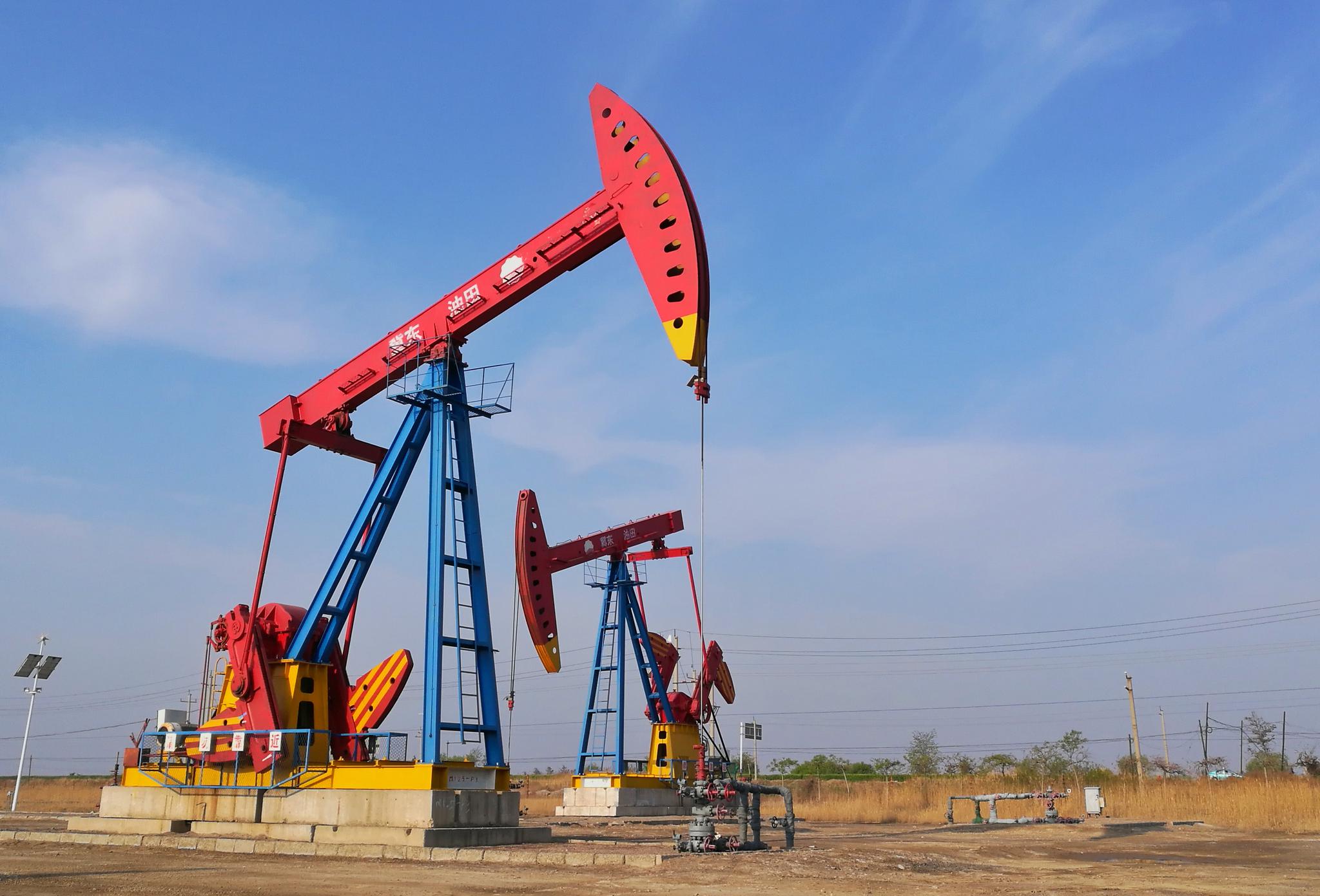 清晨的曹妃甸空气清新气温适宜湿地是磕头机在忙碌