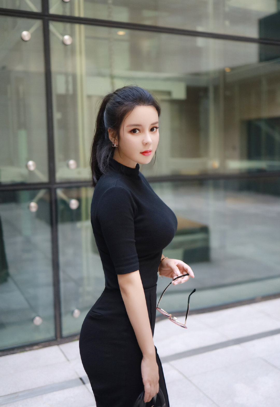 黑色的衣服显瘦 特别显美女身材哦 黑色的衣服显瘦 特别显美女身材哦