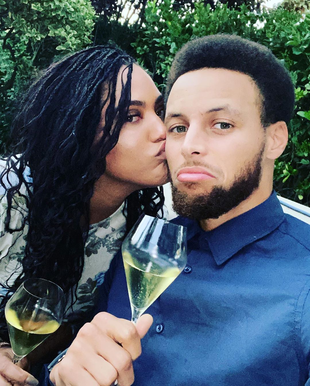 库里和老婆阿耶莎恩爱