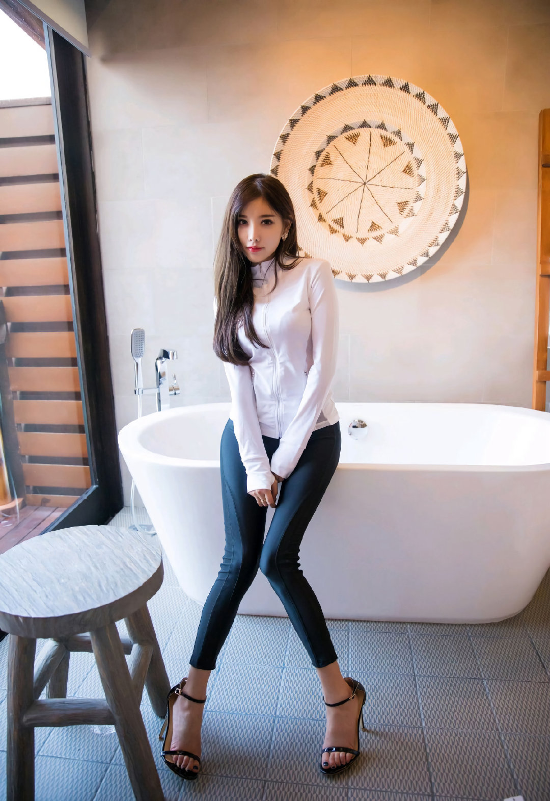 拥有修长大长腿的美女每一张照片美腿都很上镜