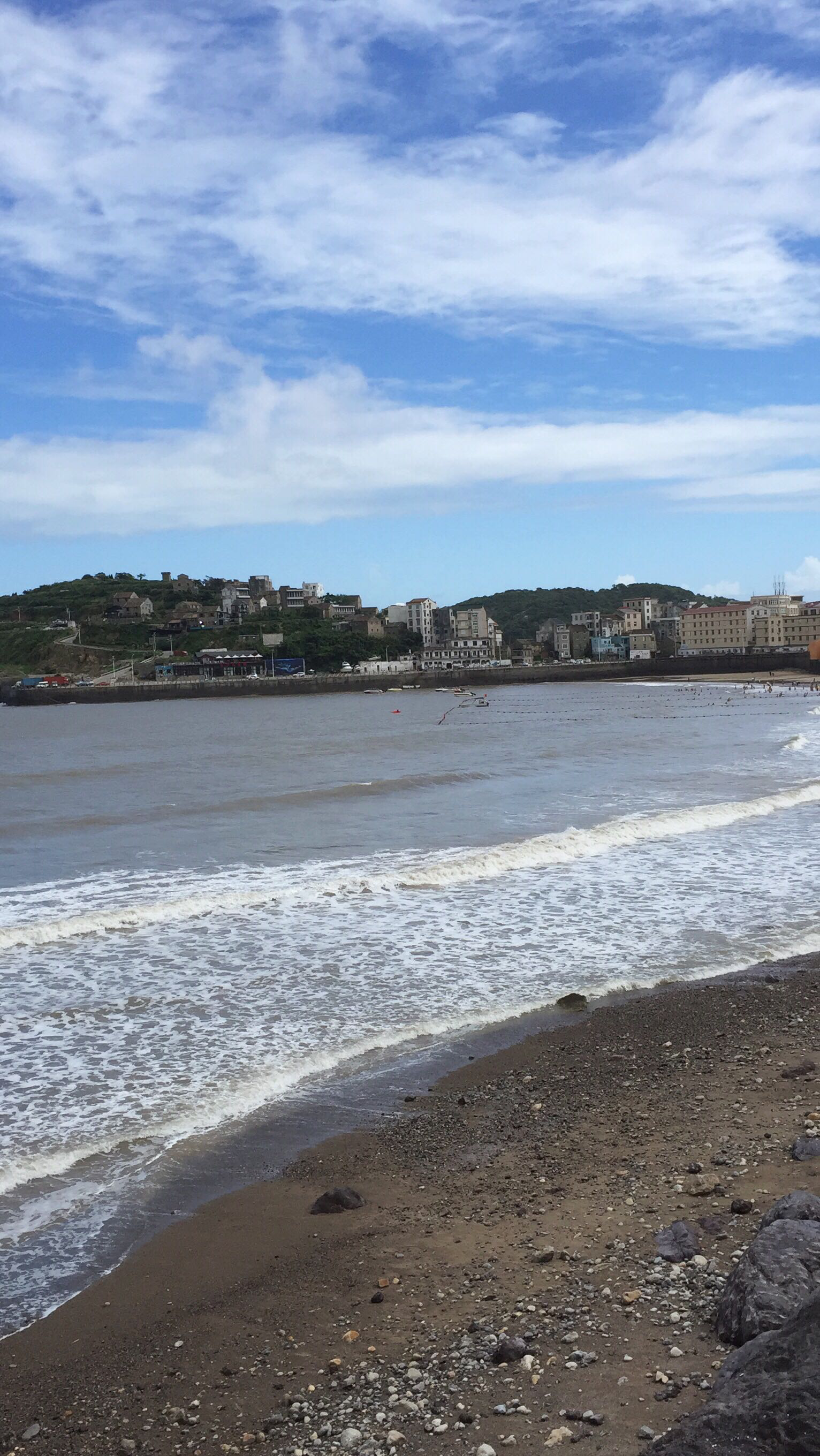 温岭金沙滩因沙质金黄细腻得名,一个美丽的天然浴场