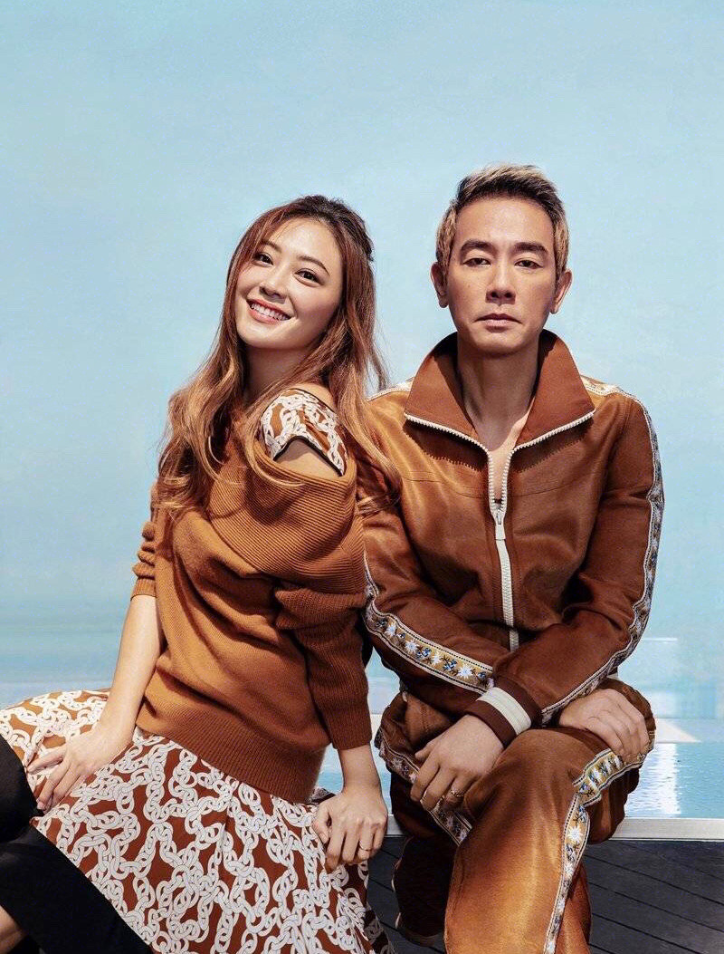 陈小春应采儿拍甜蜜写真秀恩爱,像一对初识的小情侣