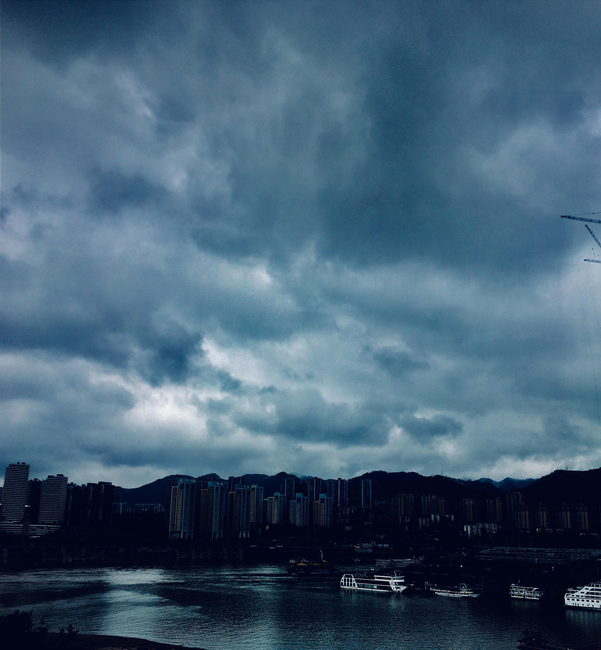 难得一见的重庆雨前景观!重庆这么美呢!_新浪看点