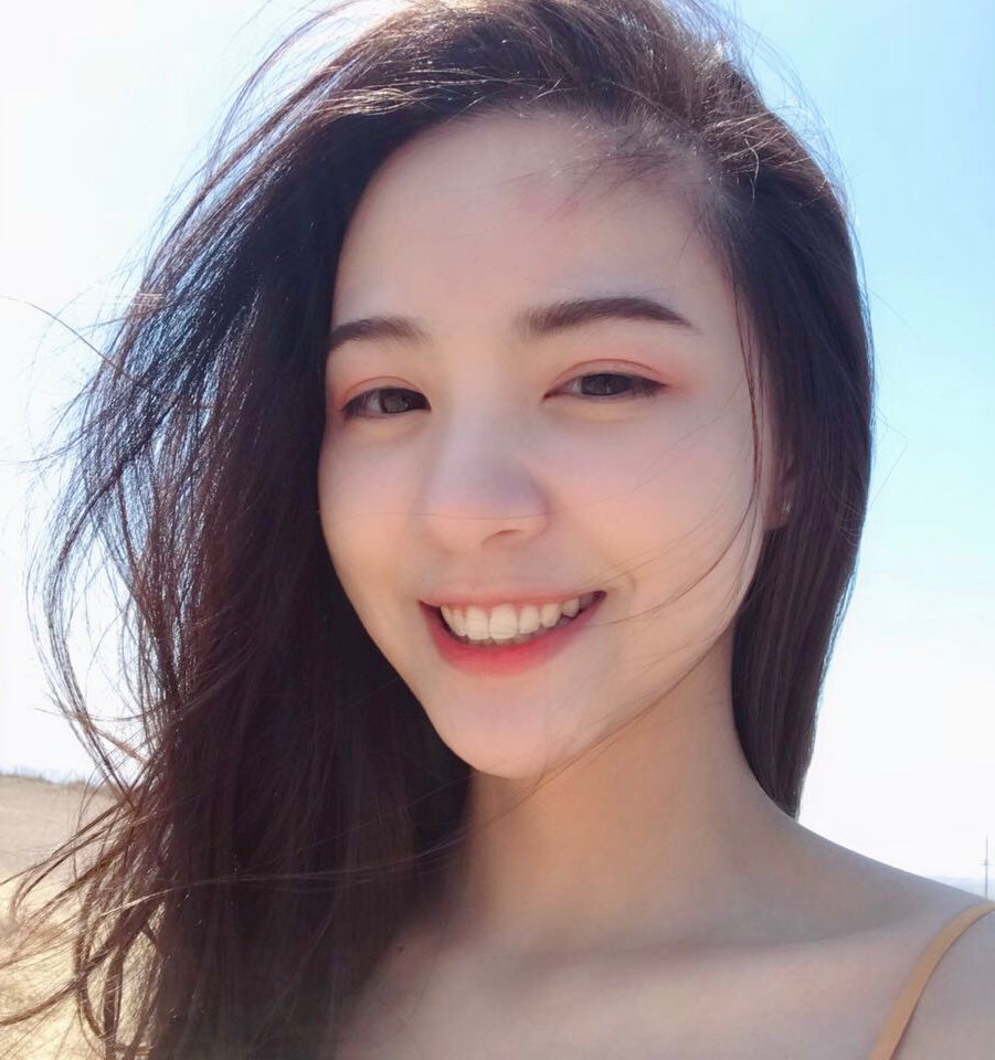 清新可爱的美女,微笑的样子很甜美哦.