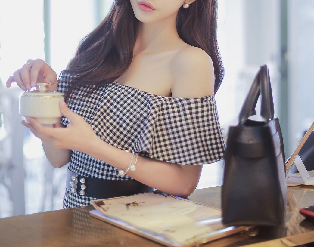 半露香肩的美女香肩美背很是撩人