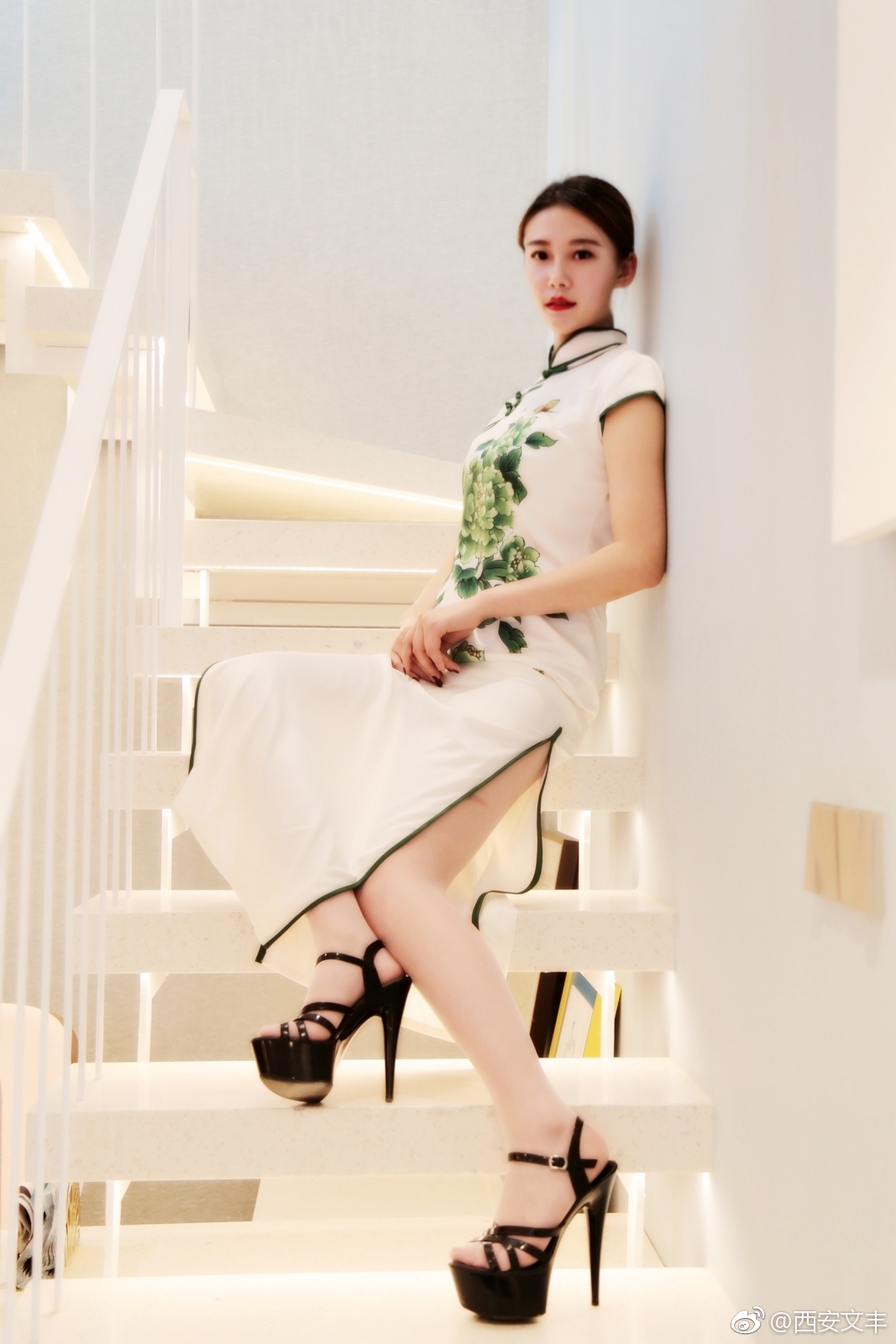 样板间里的旗袍美女