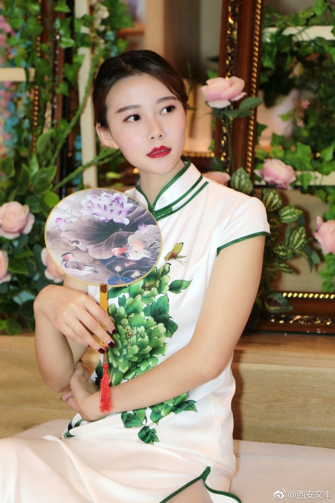 样板间里的旗袍美女