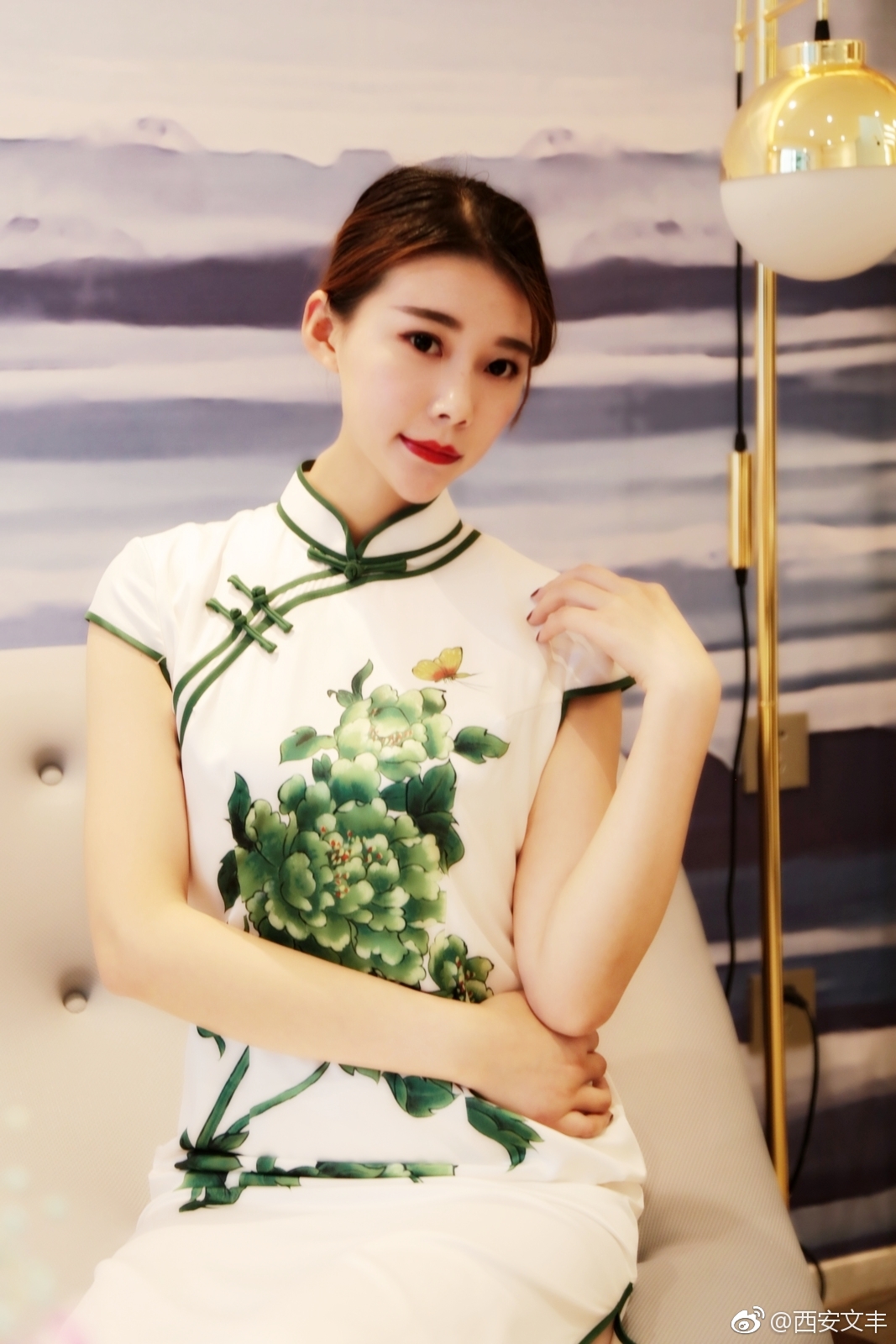 样板间里的旗袍美女