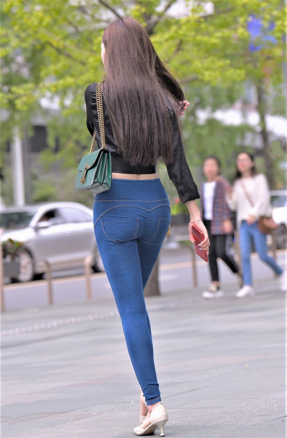 美女街拍紧身牛仔裤穿出性感小蛮腰