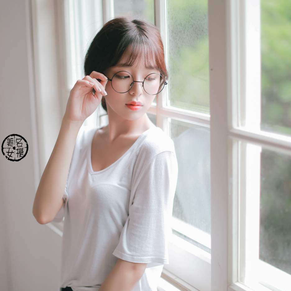 眼镜妹有种学生的青涩