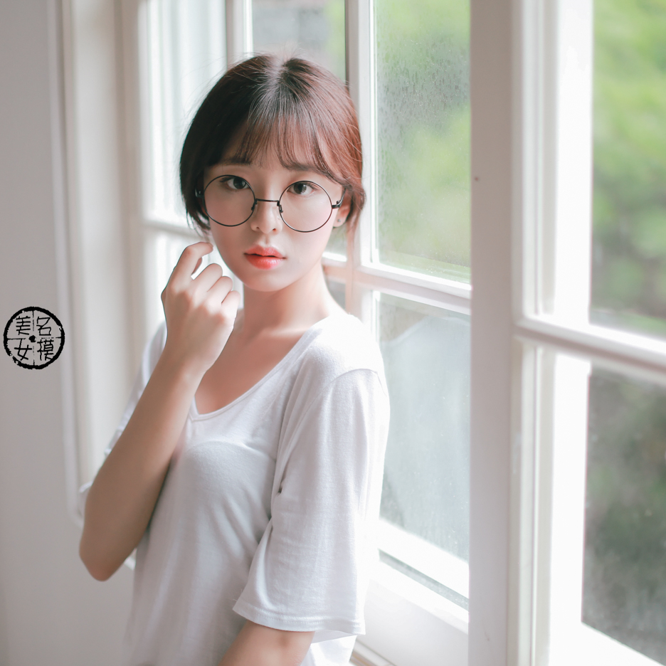 眼镜妹有种学生的青涩