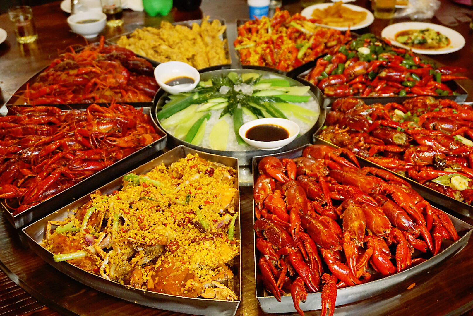 珍姐龙虾五周年直接来个小龙虾九大簋祝贺一下