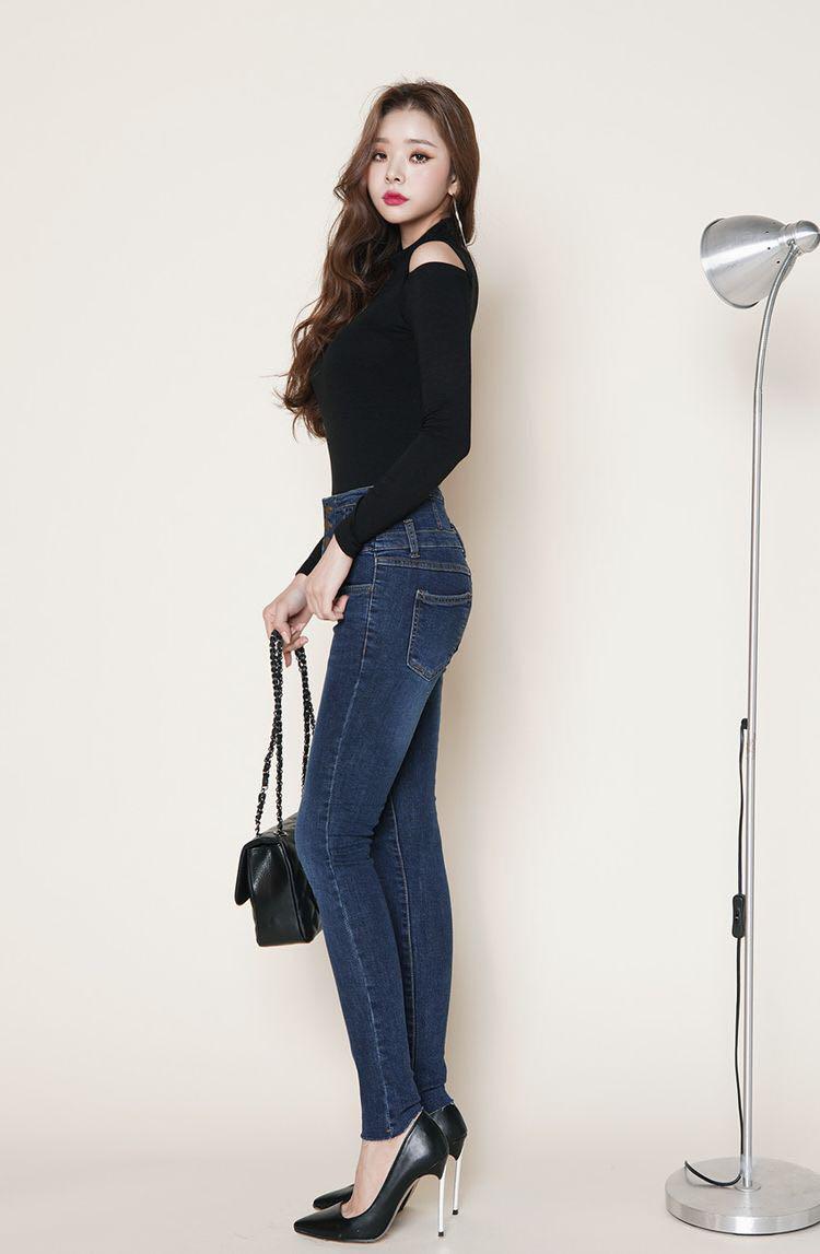 高挑的女人,穿牛仔裤显得很自信