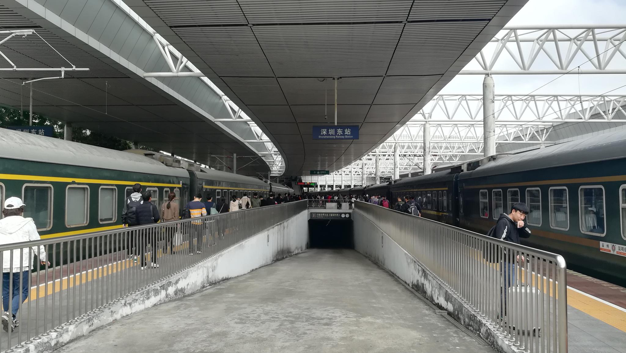 步行:从深圳东站到地铁3号线的252米