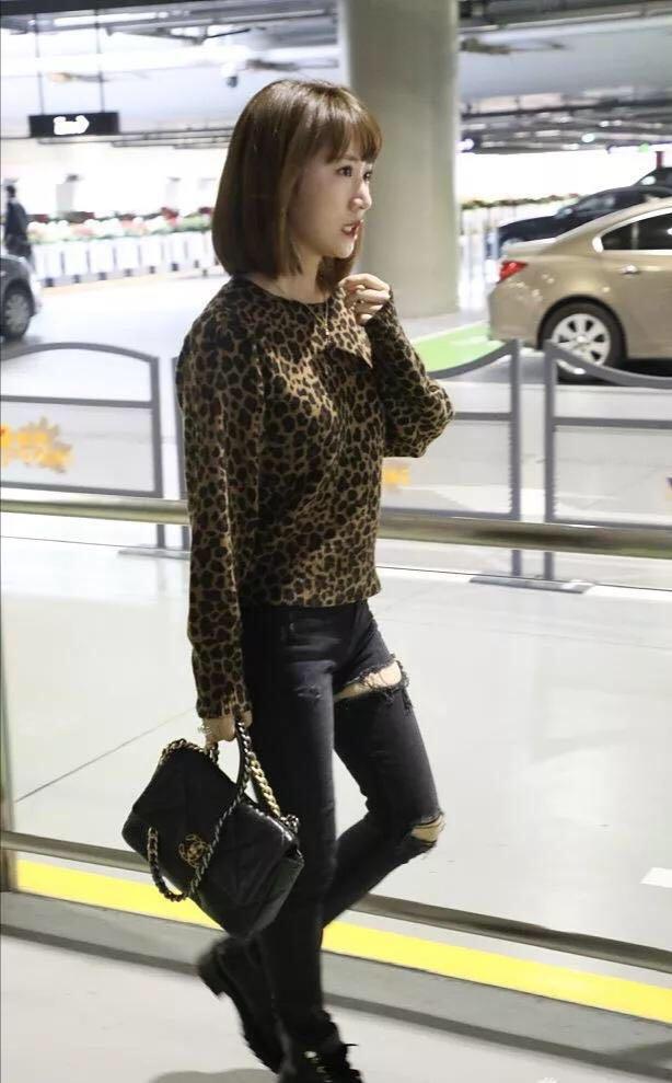 李念罕见街拍照,豹纹衣搭牛仔裤,留短发气质清纯