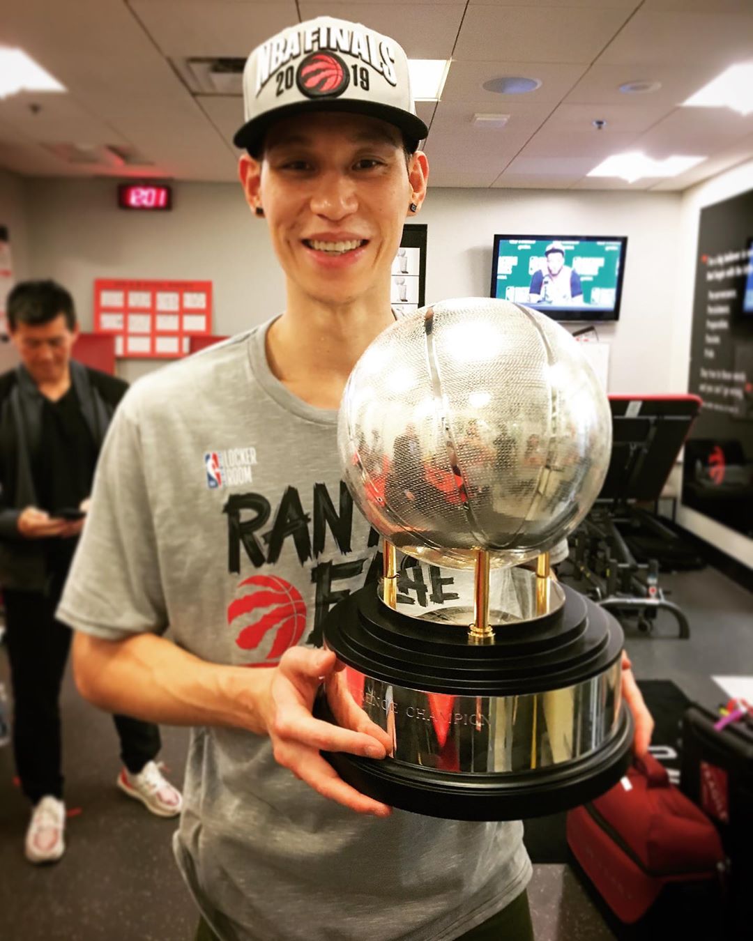 林书豪捧起东部冠军奖杯