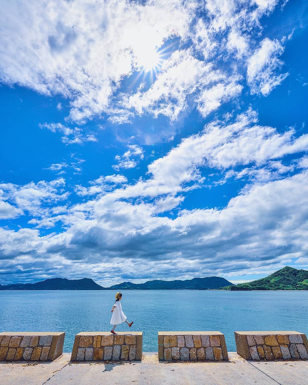 日本摄影师带着孩子去旅行,蓝天白云无限美好