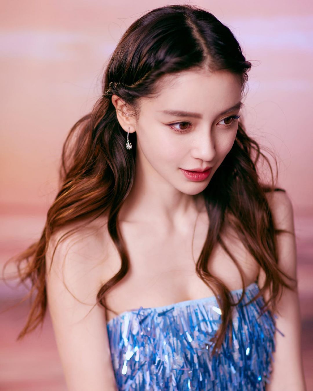 angelababy冰蓝色仙气裙,甜度刚刚好!