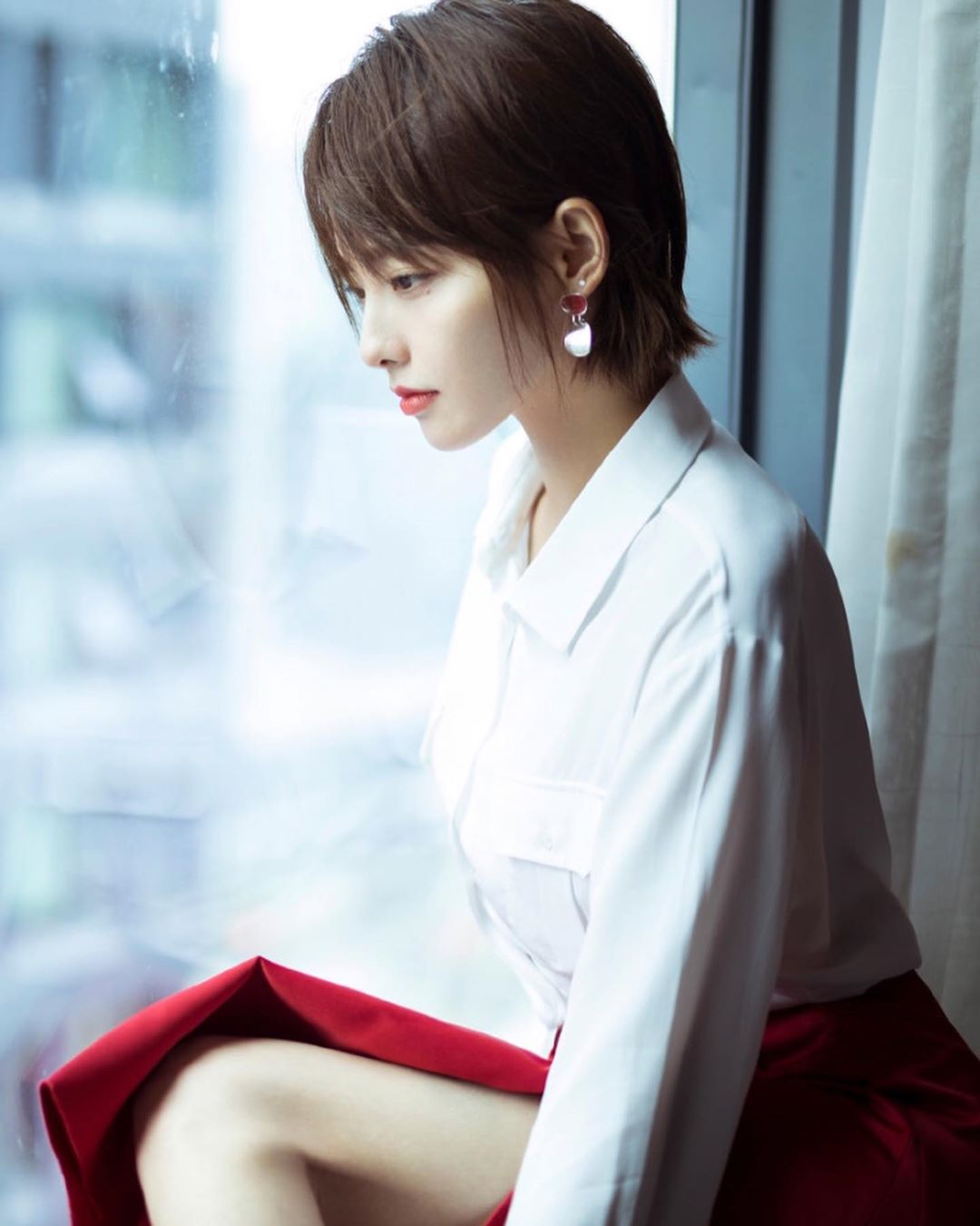 张嘉倪短发白衬衫温婉的气质楚楚动人哦