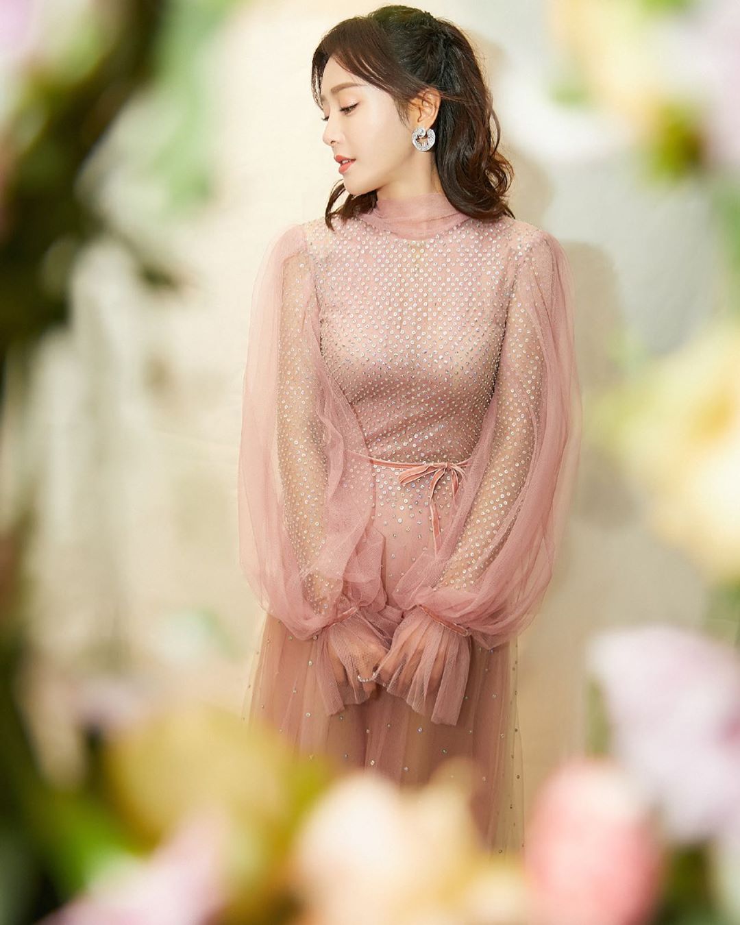 秦岚裸粉纱裙灵动飘逸,雅致气息美丽如花!