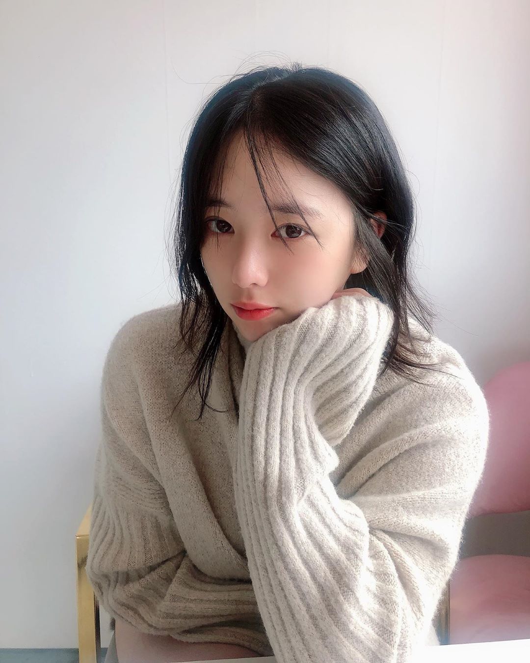 冬日里穿毛衣的美女,很清纯的感觉.