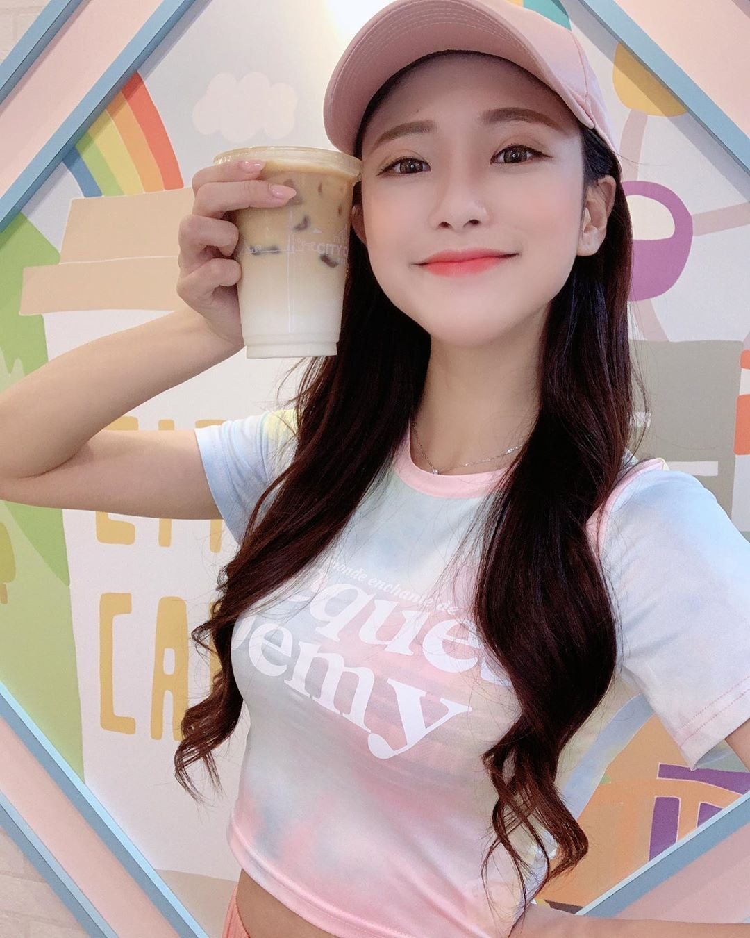 颜值高又可爱的小姐姐,很甜美哦.