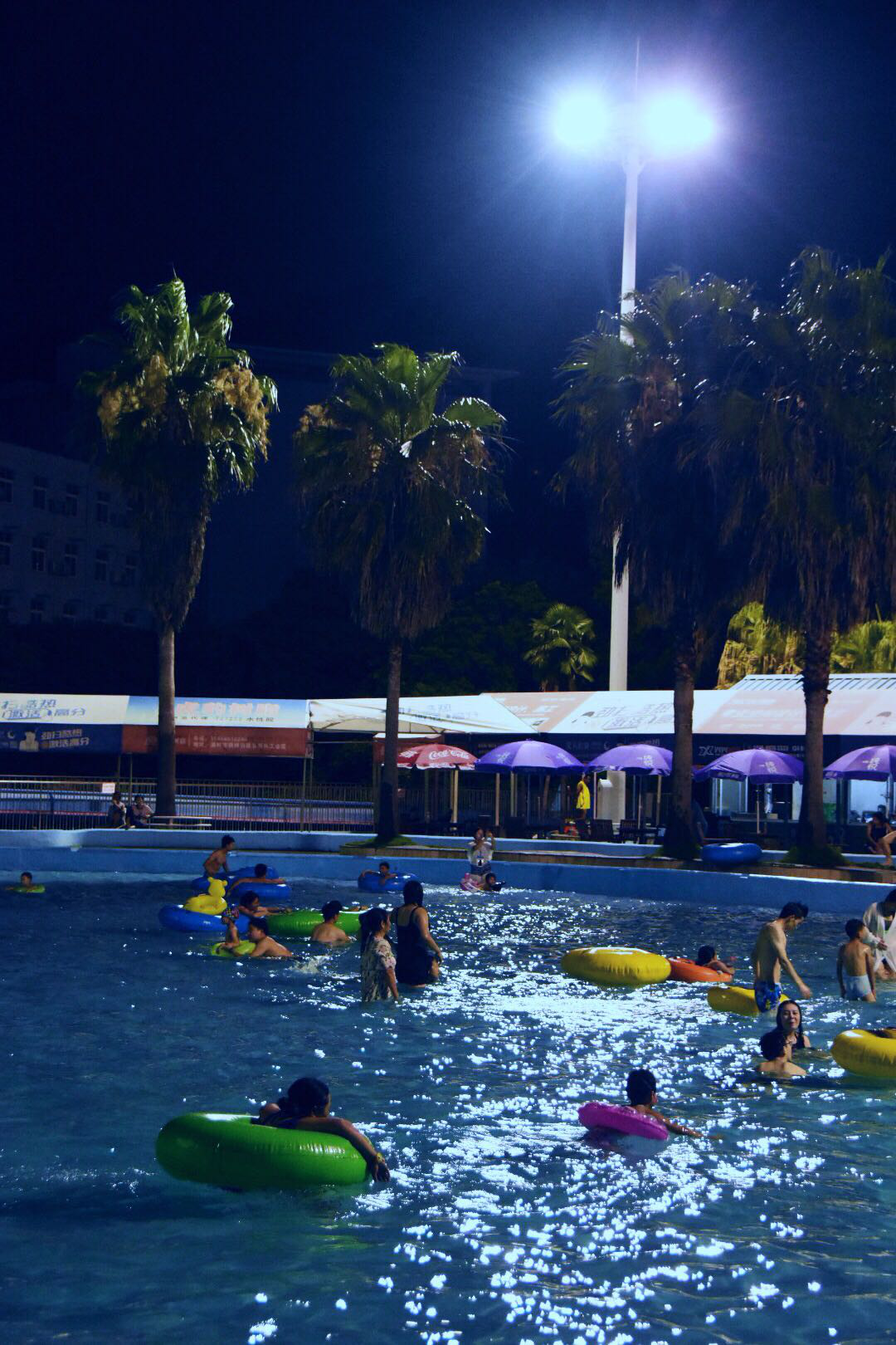 晚上游泳别样的清凉