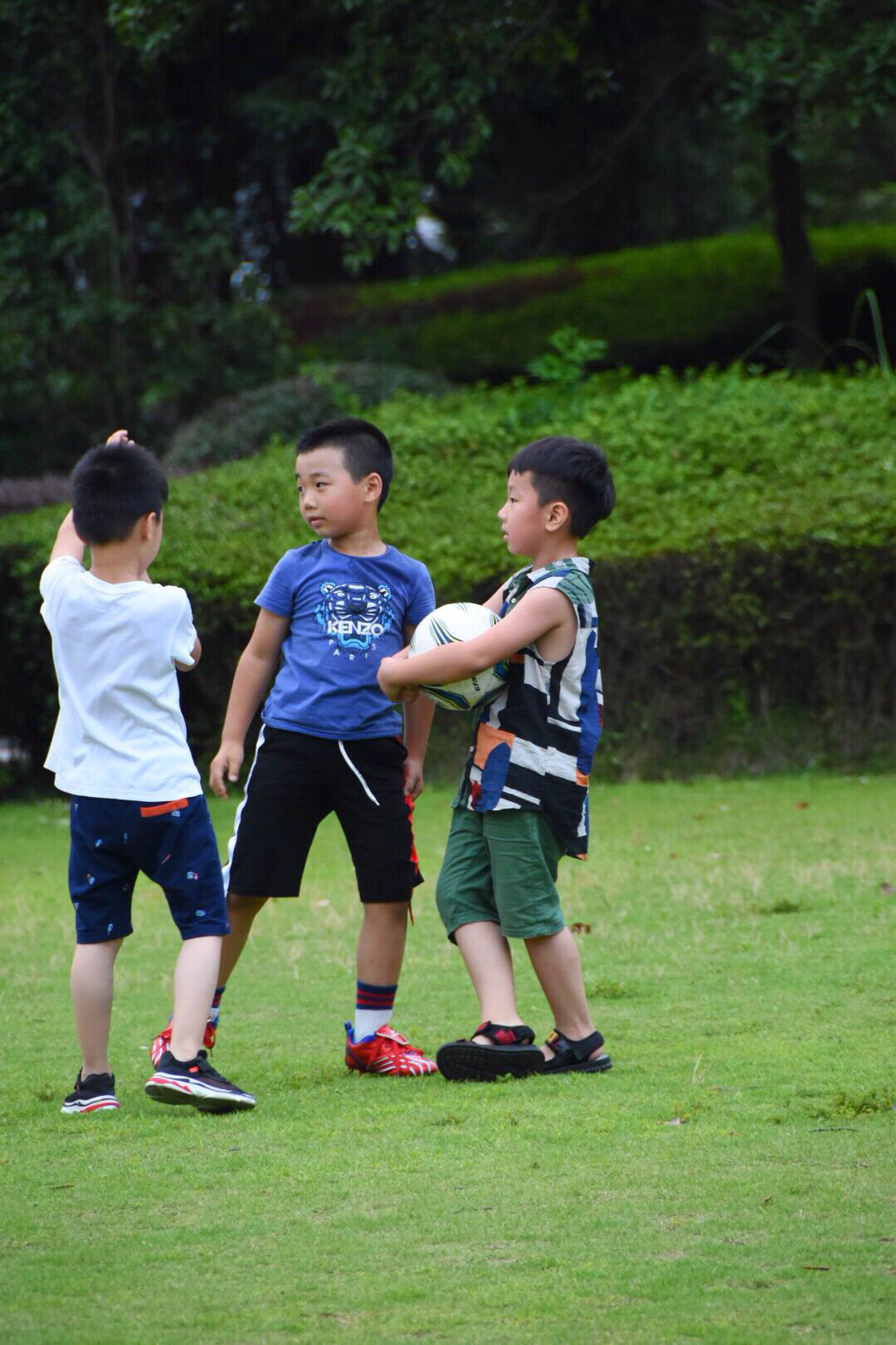 闷热的三伏天,闷不住小朋友们,照玩不误_新浪看点