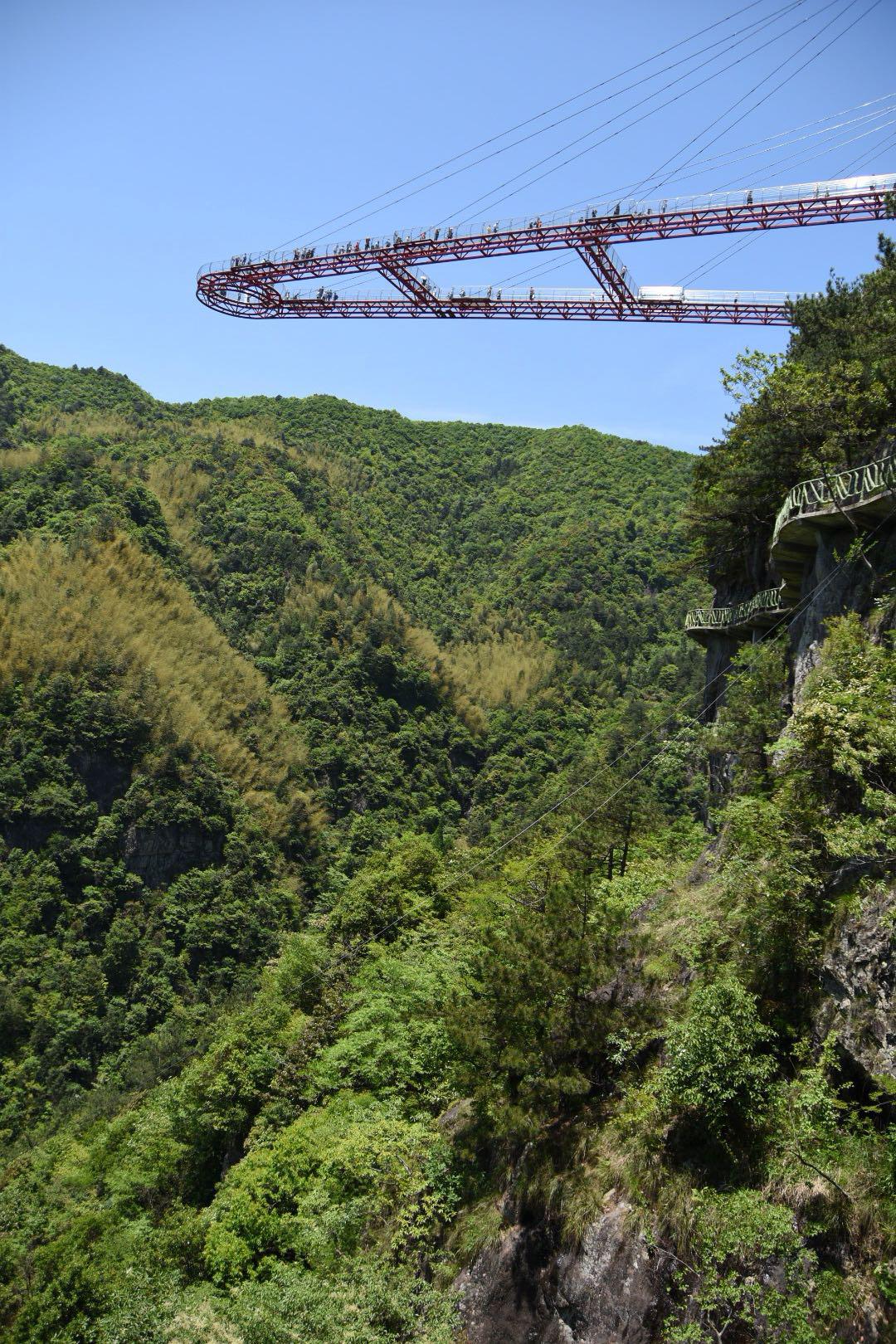 世界第一高空玻璃悬廊桥磐安灵江源玻璃悬廊桥