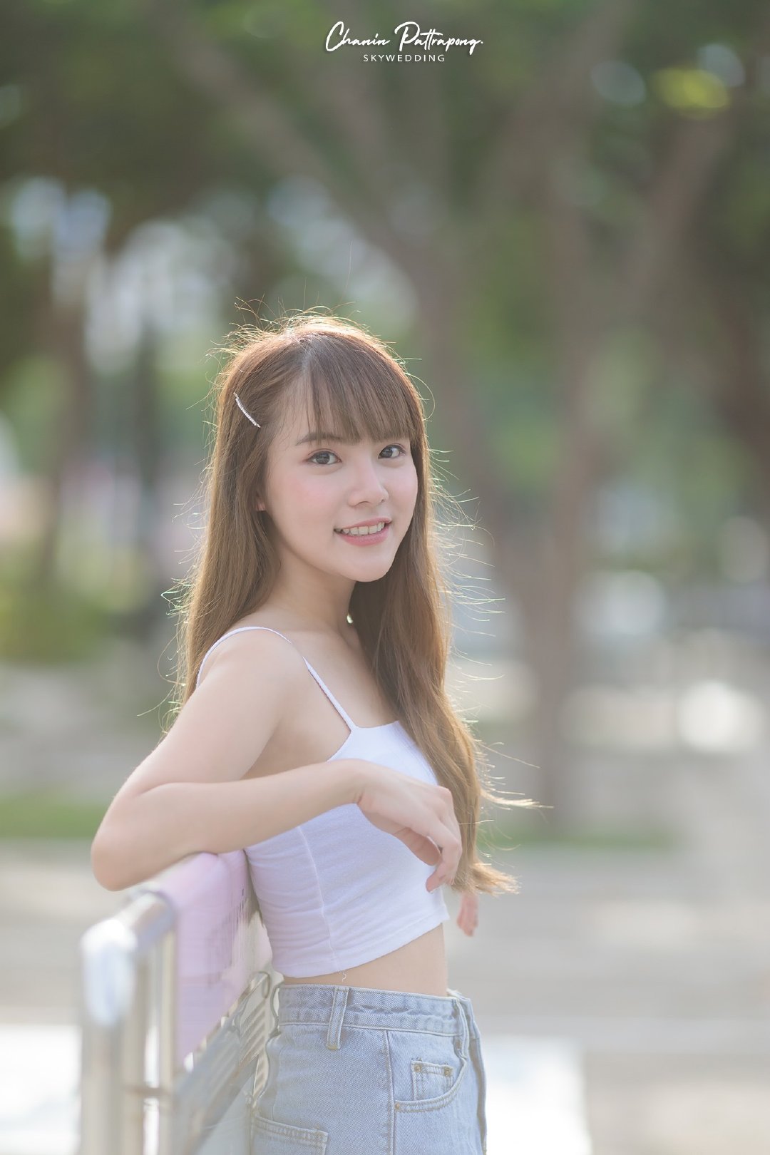 穿白色吊带的青春美少女好清新