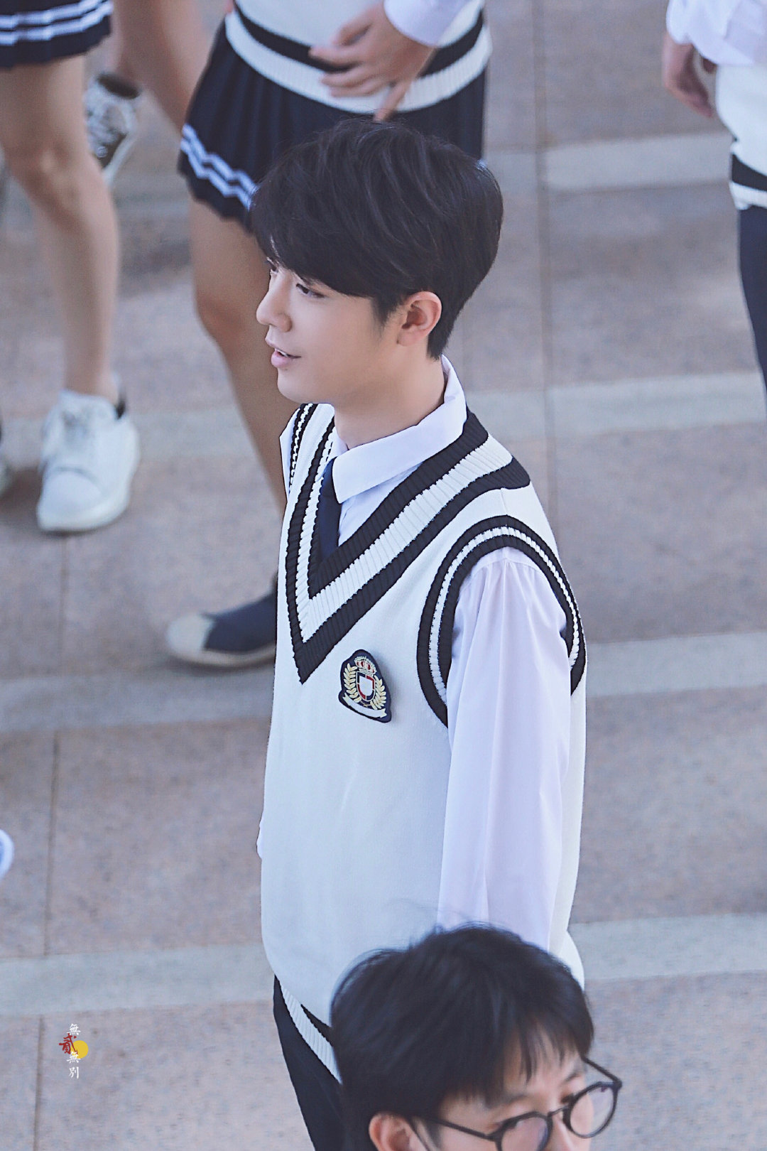 一身学生装的肖战小哥哥手机壁纸