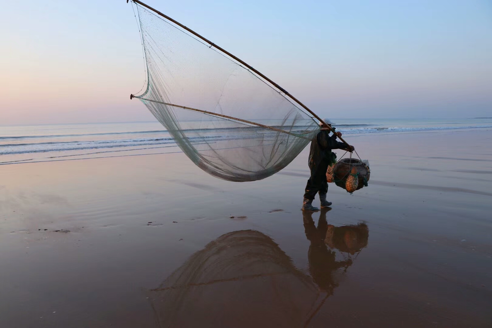 踩着高跷推小虾日照千年老传统