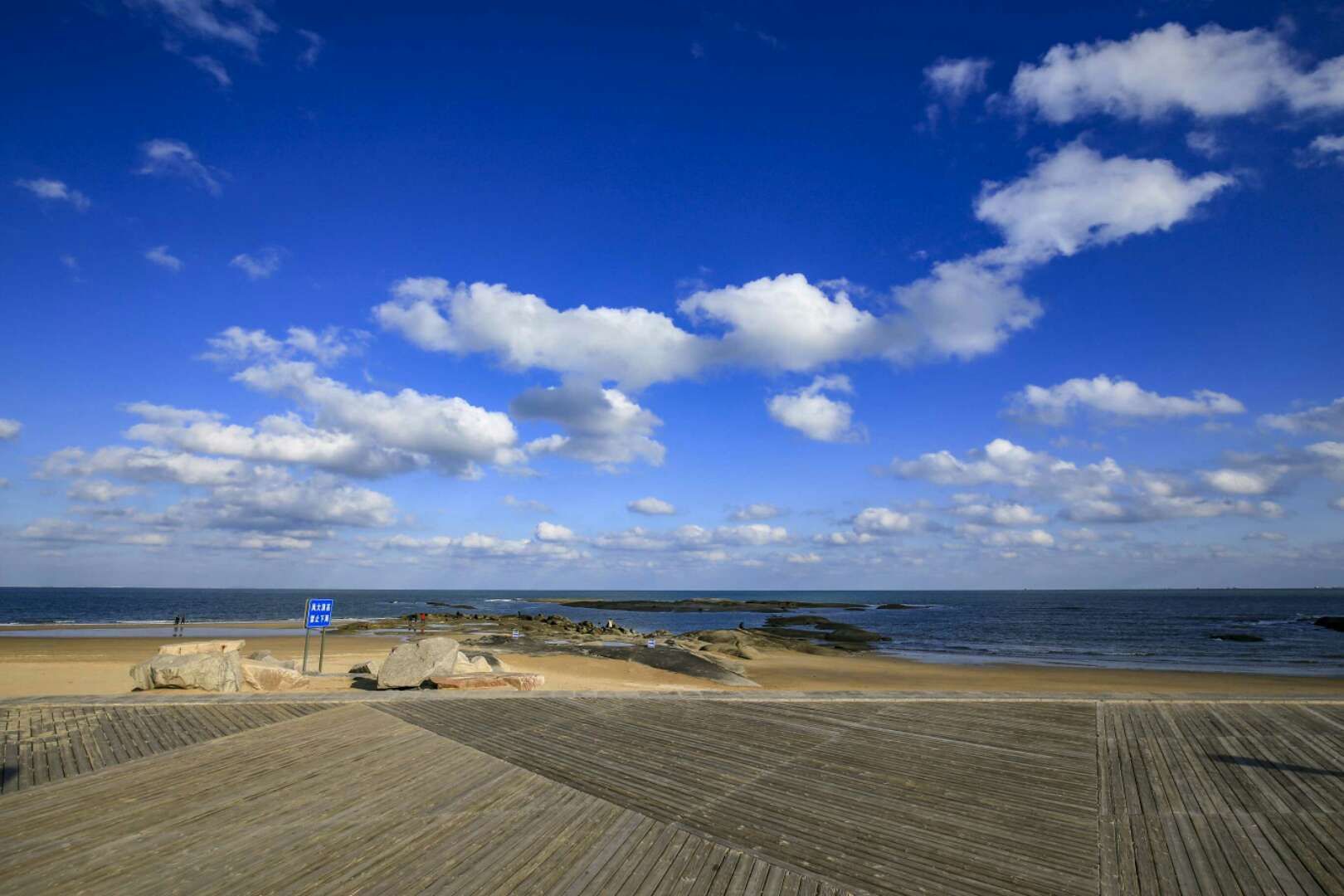 蓝天白云海上披盛装