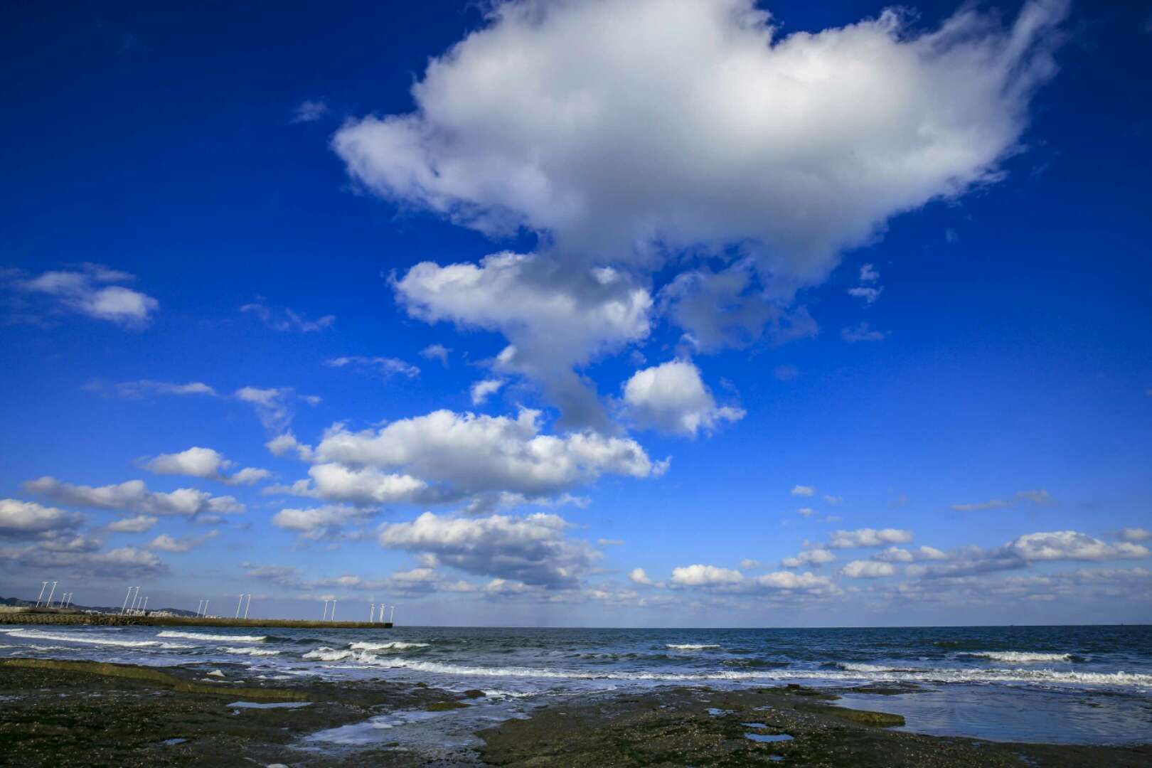 蓝天白云海上披盛装