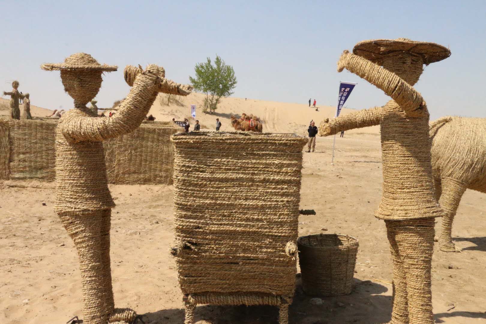 内蒙古通辽市奈曼旗宝古图沙漠,好多稻草人
