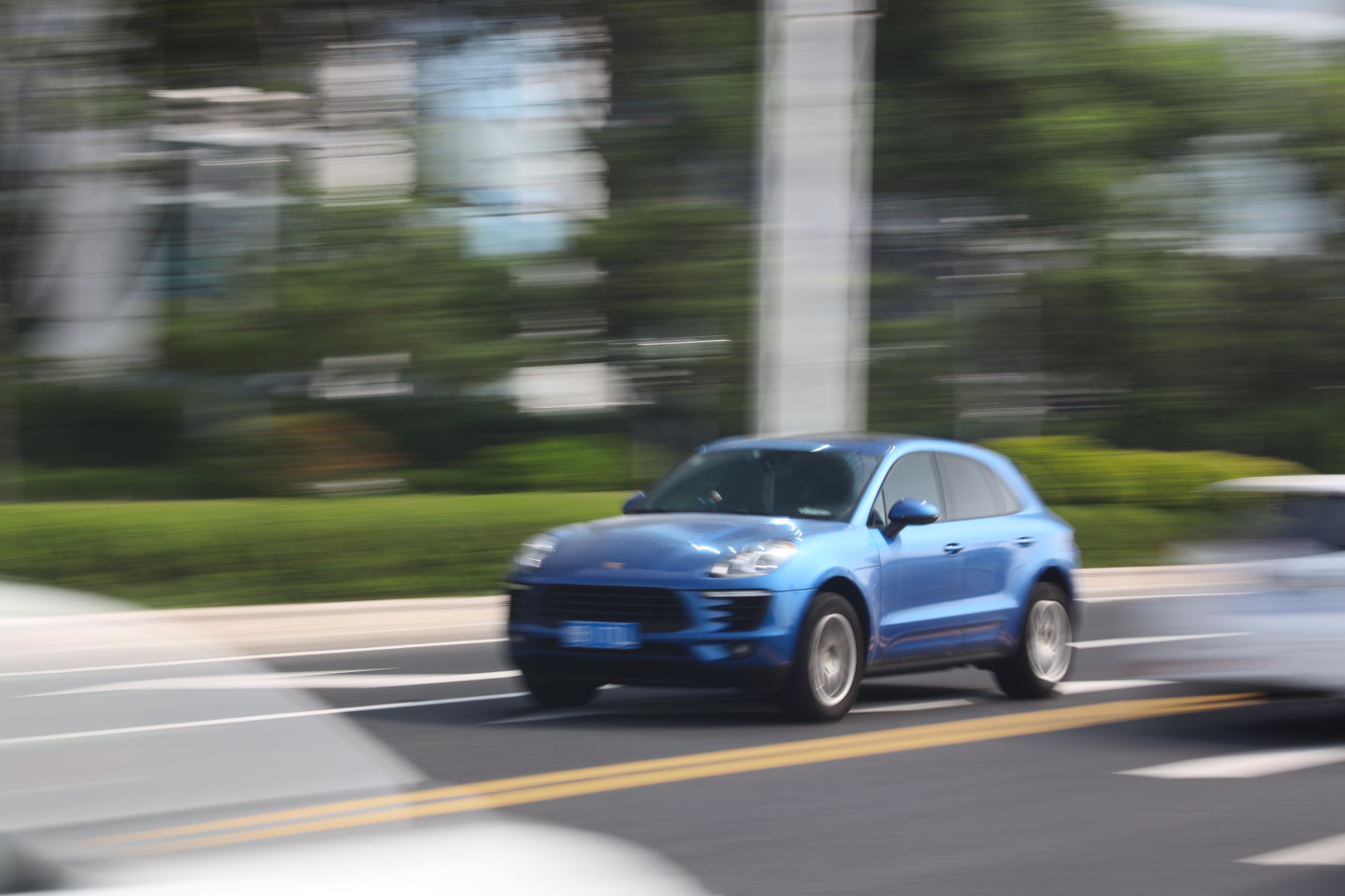 道路上行驶中的汽车