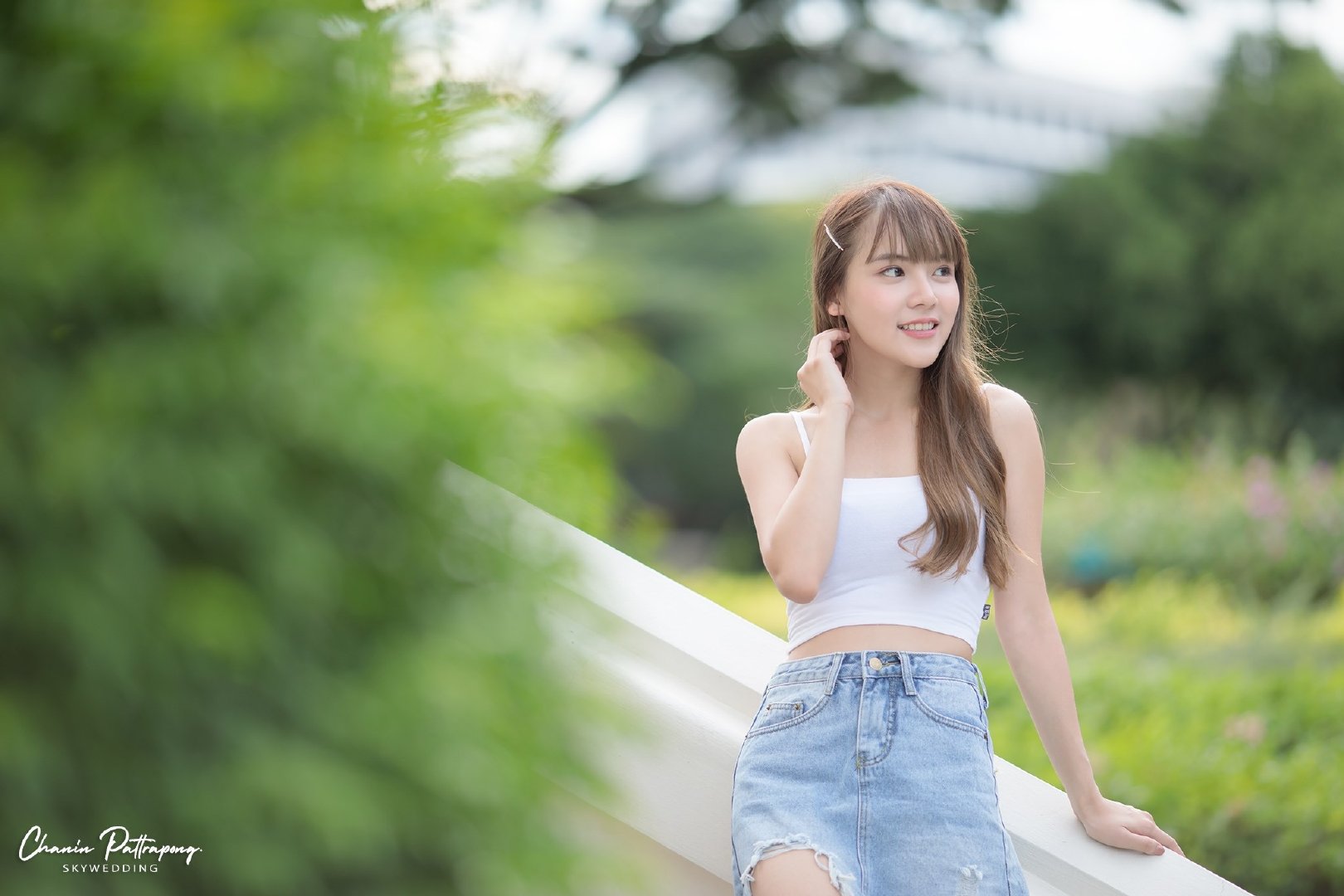 穿白色吊带的青春美少女好清新