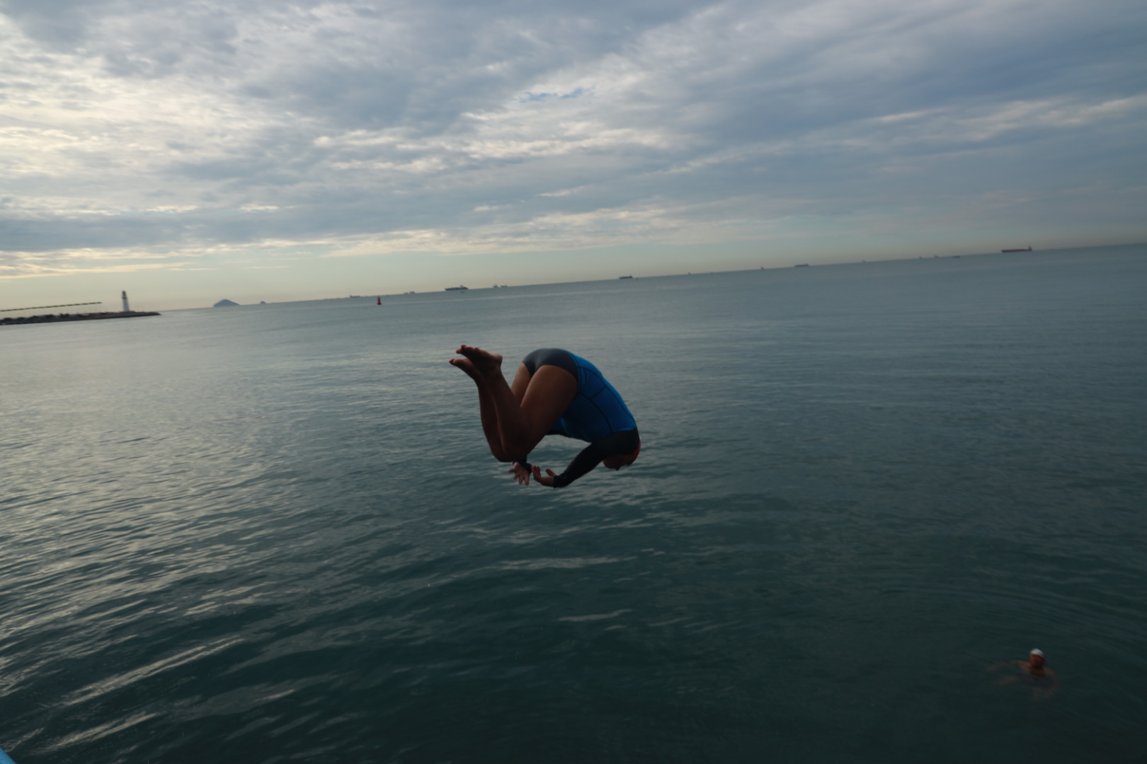 清晨海边游泳健身 跳水_高清图集_新浪网