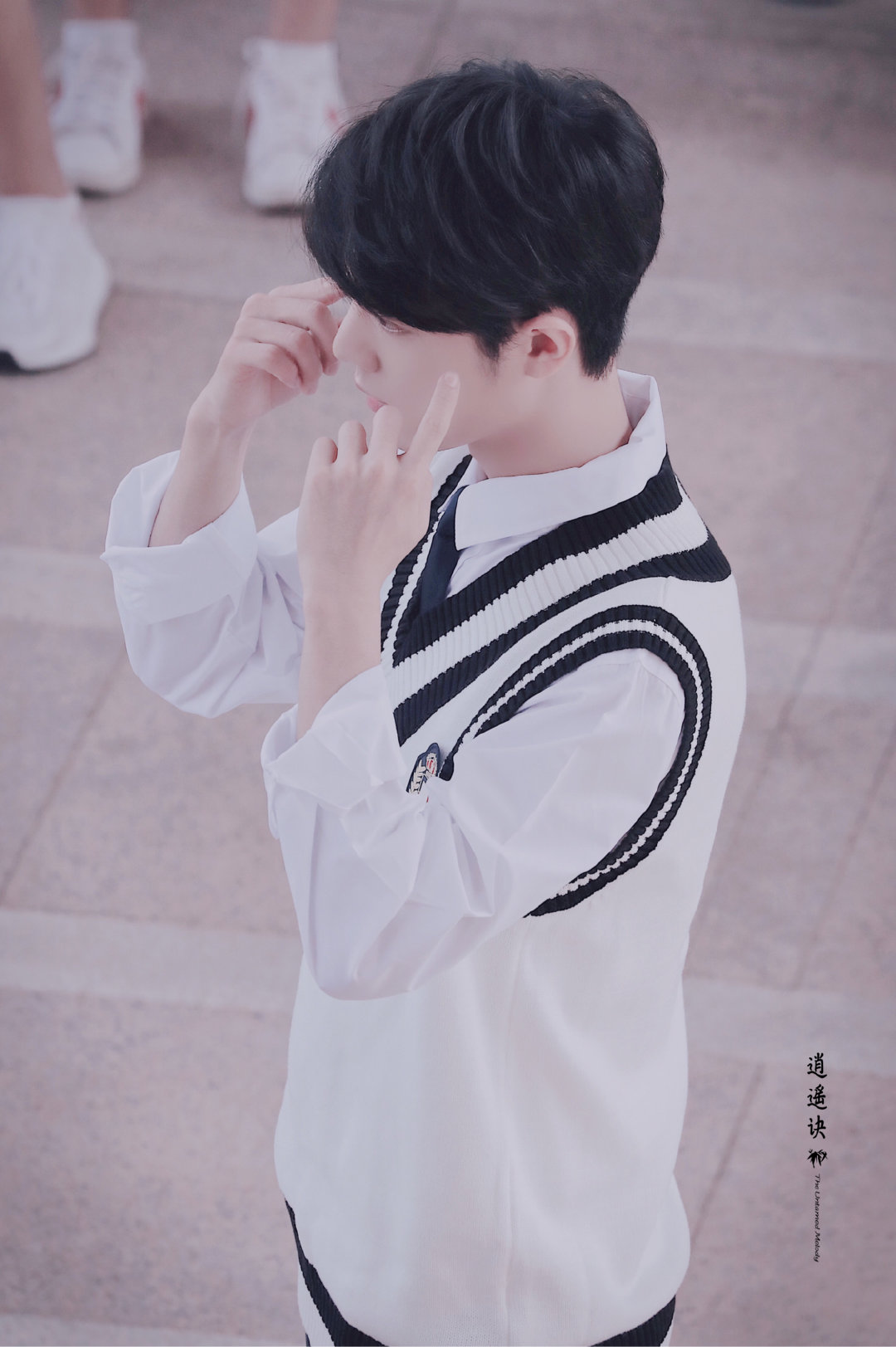 一身学生装的肖战小哥哥手机壁纸