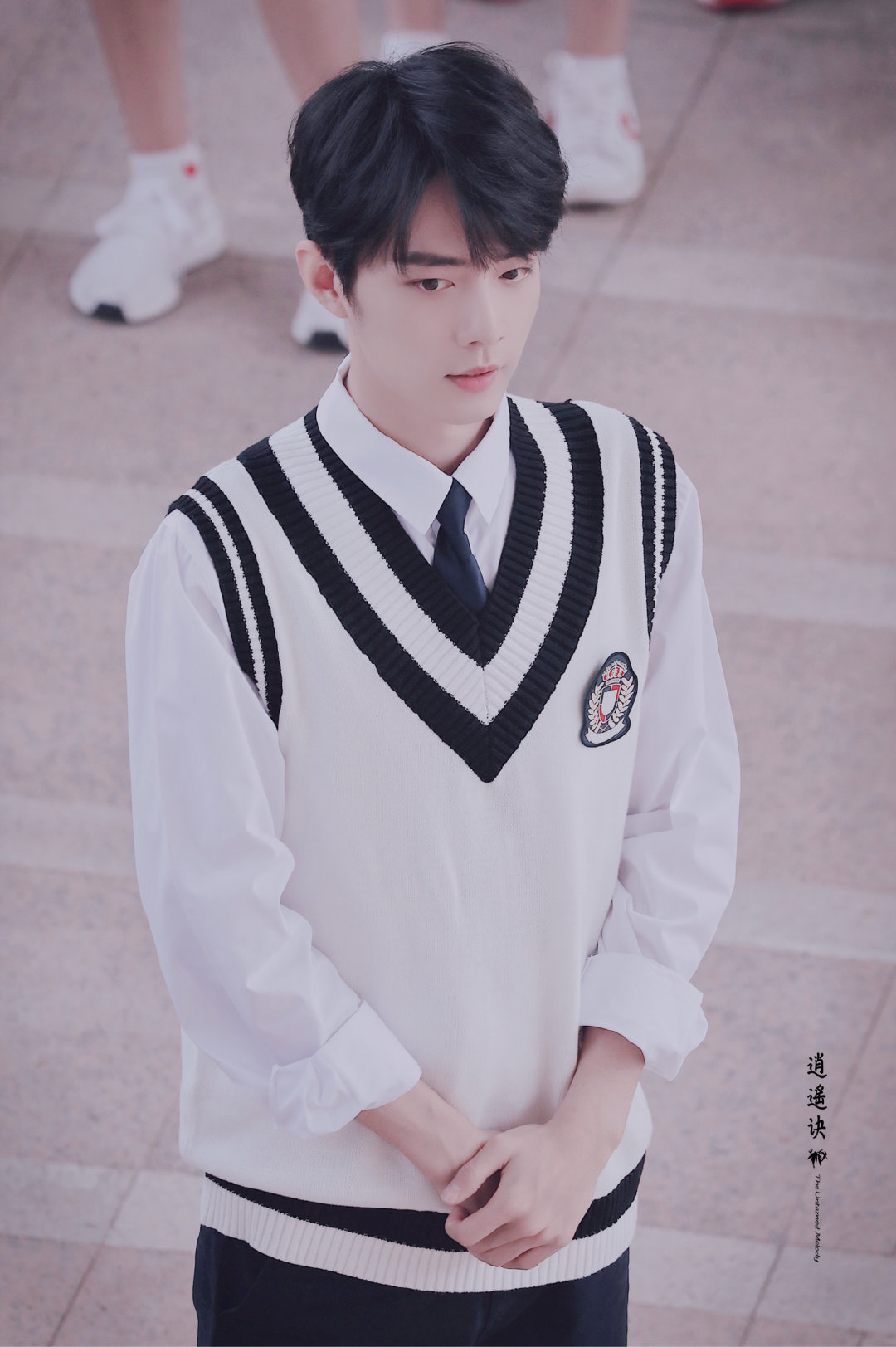 一身学生装的肖战小哥哥手机壁纸