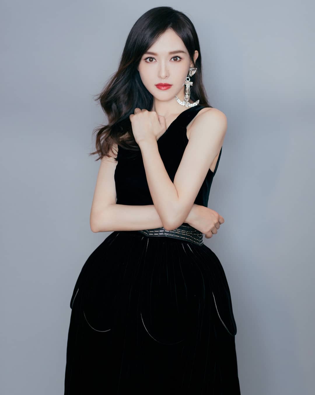 唐嫣一身黑色连身裙衬得肤色更加白皙,美哦!