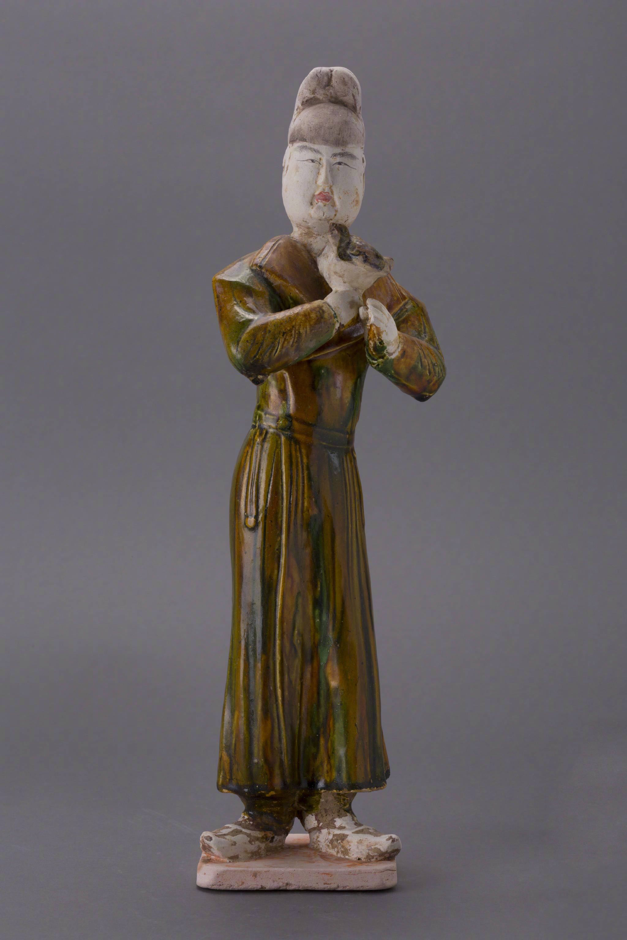 唐代三彩执鹘人物俑