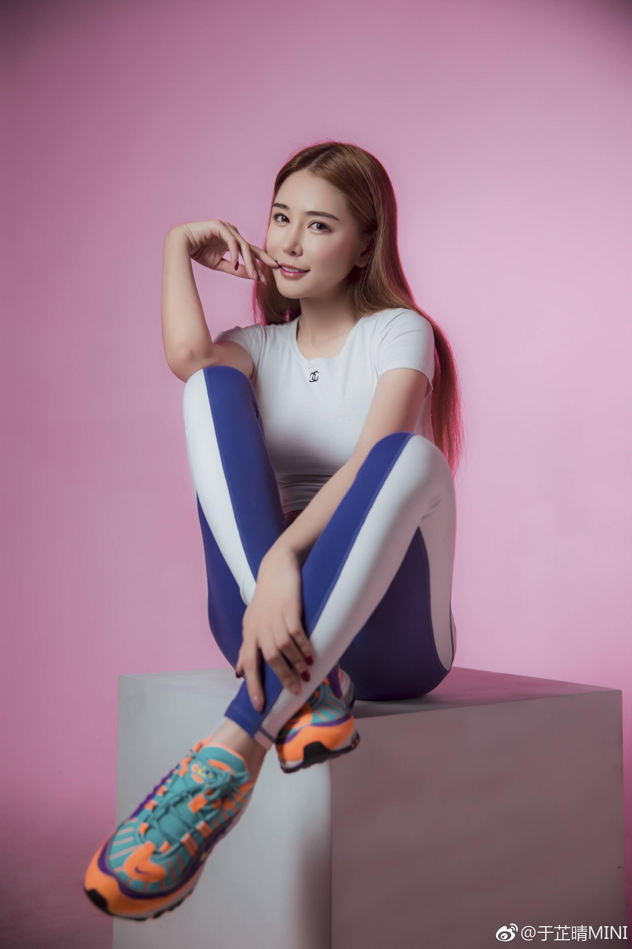 一身运动装的美女婀娜多姿的身材真好看