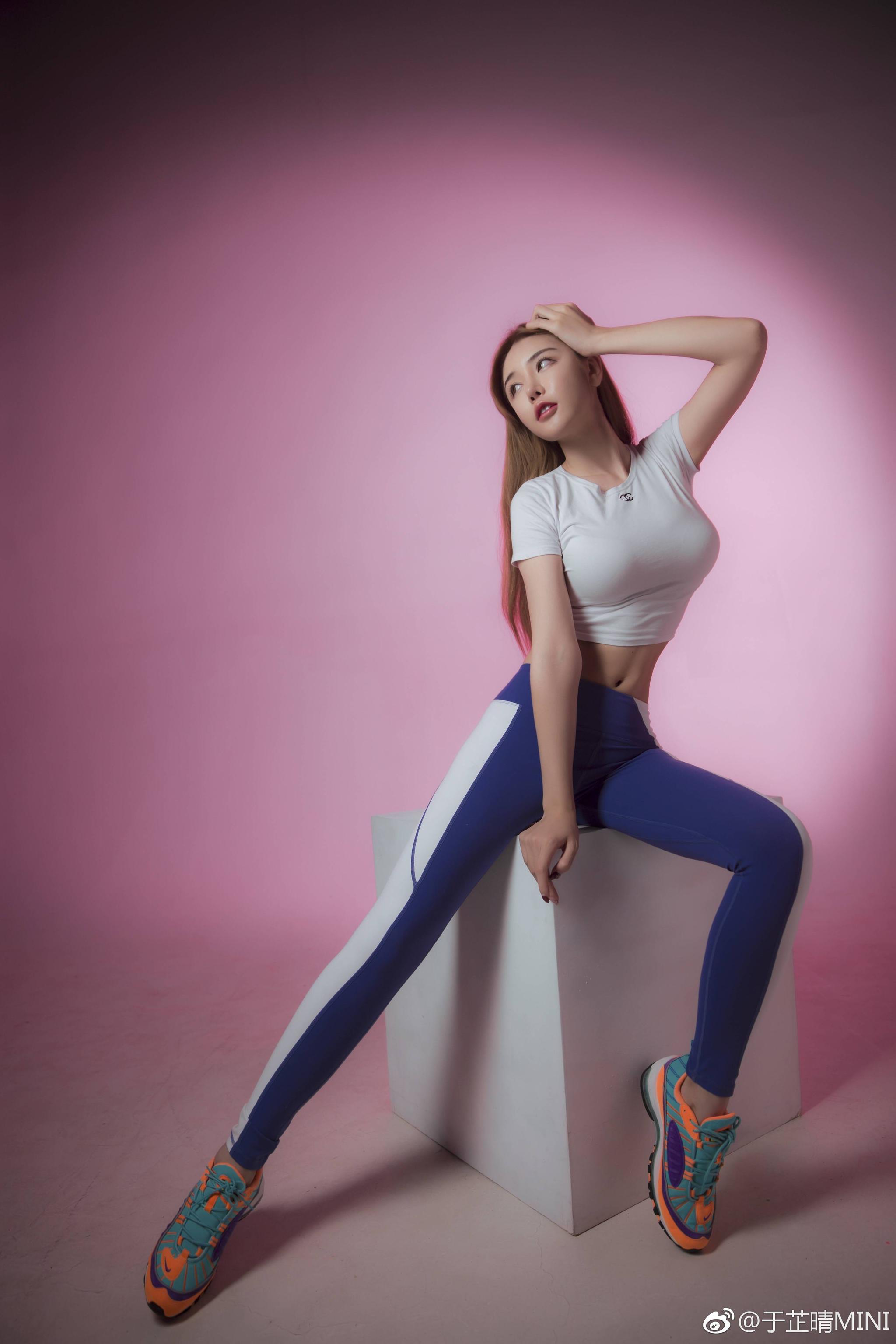 一身运动装的美女婀娜多姿的身材真好看