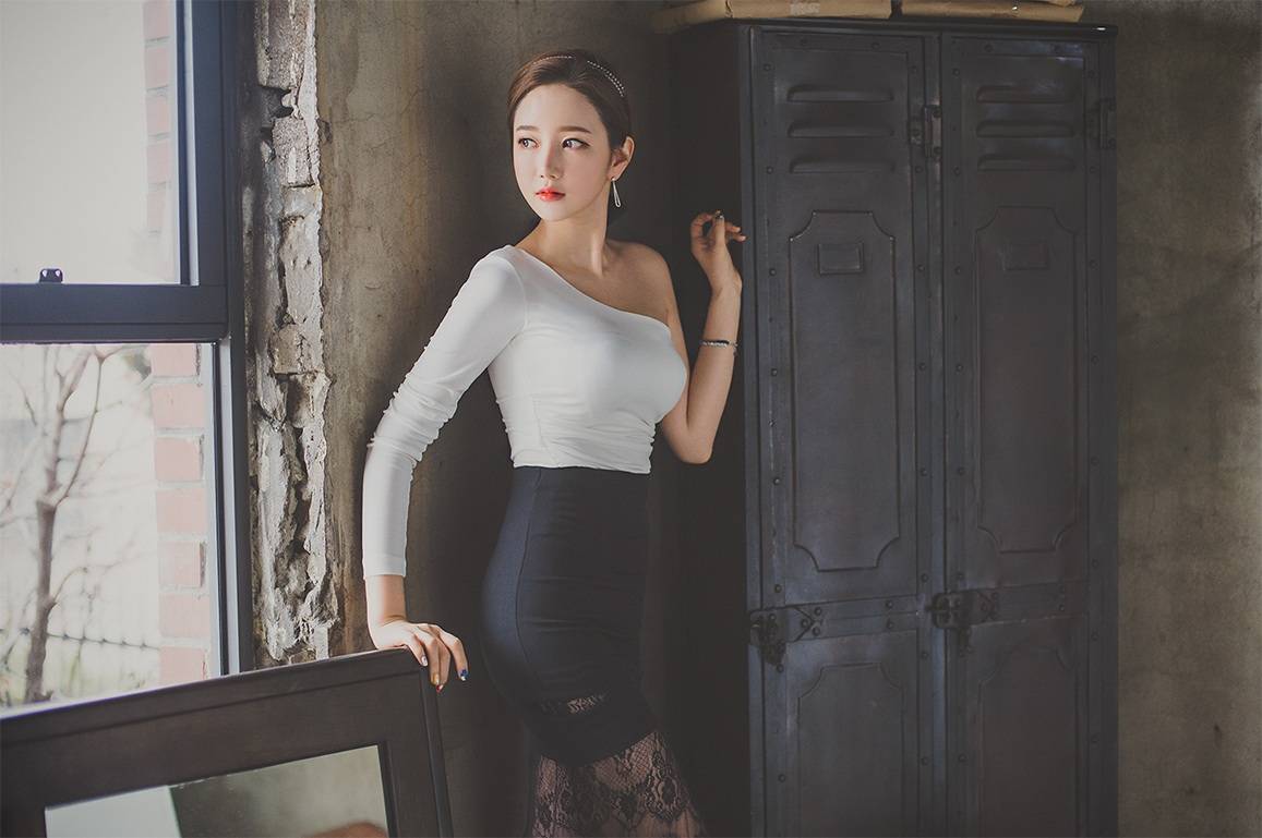 半露香肩的美女,香艳而性感十足.