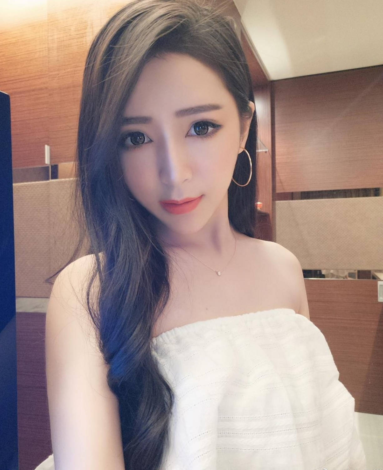 颜值高,长发飘飘的美女,回头率肯定不会低.