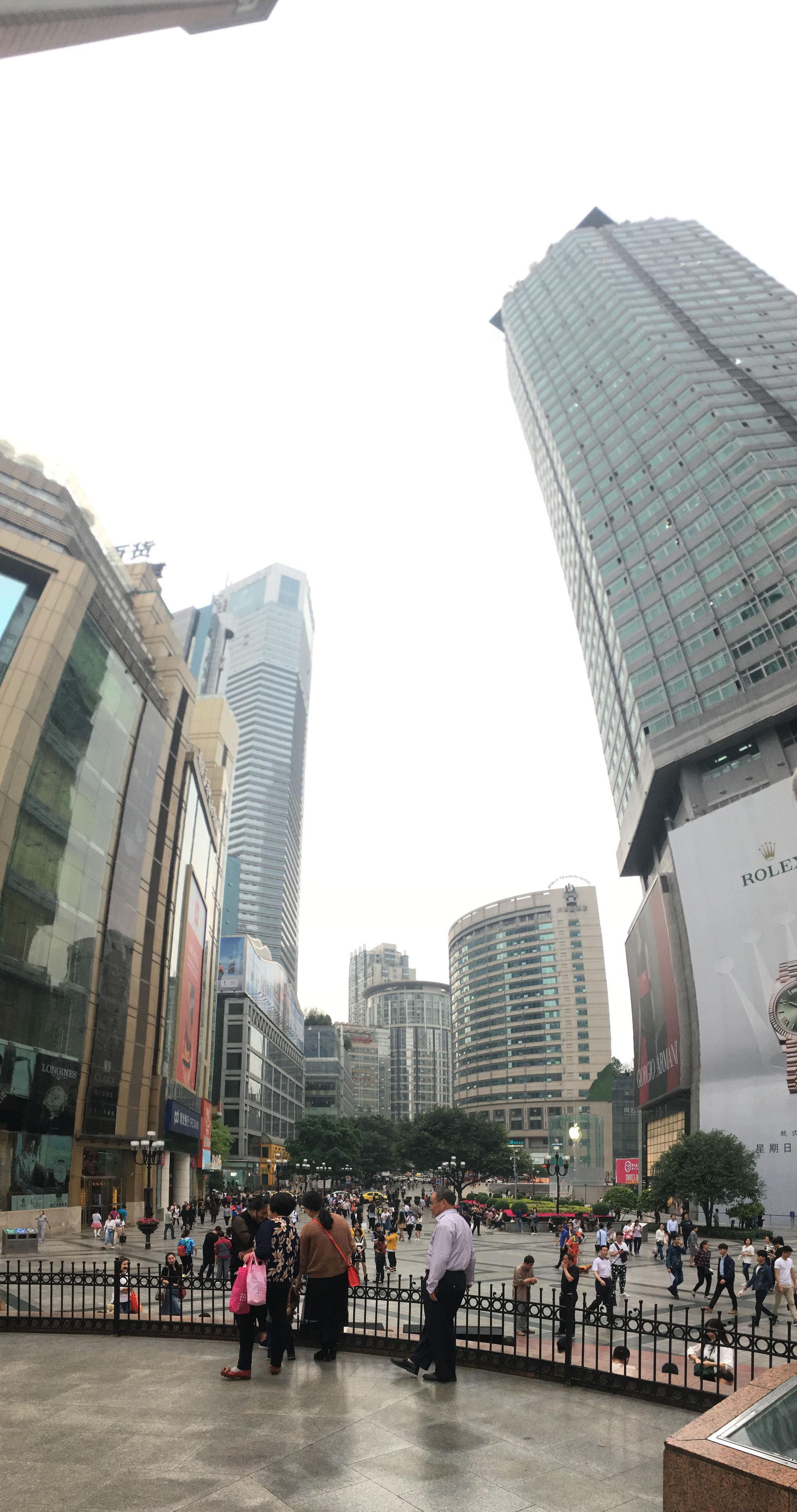 实拍重庆解放碑中外游客拍照圣地 主城区标杆景点