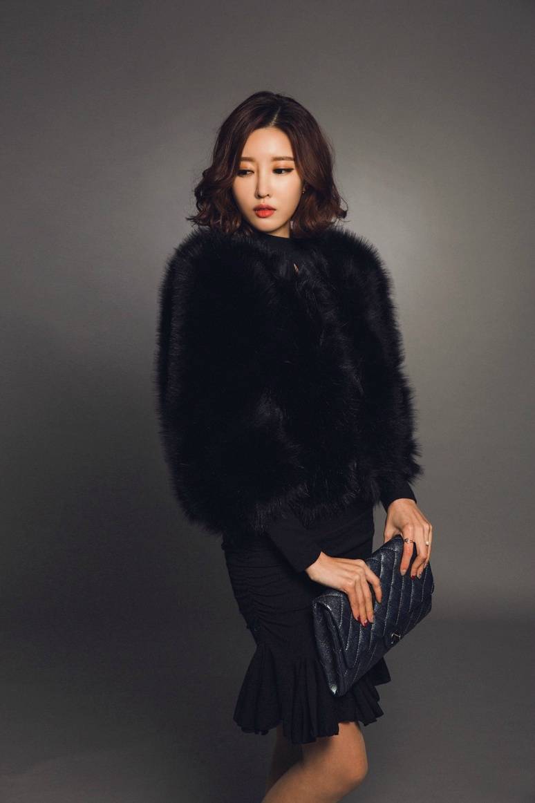 散发出贵妇气质的美女,女人味十足.